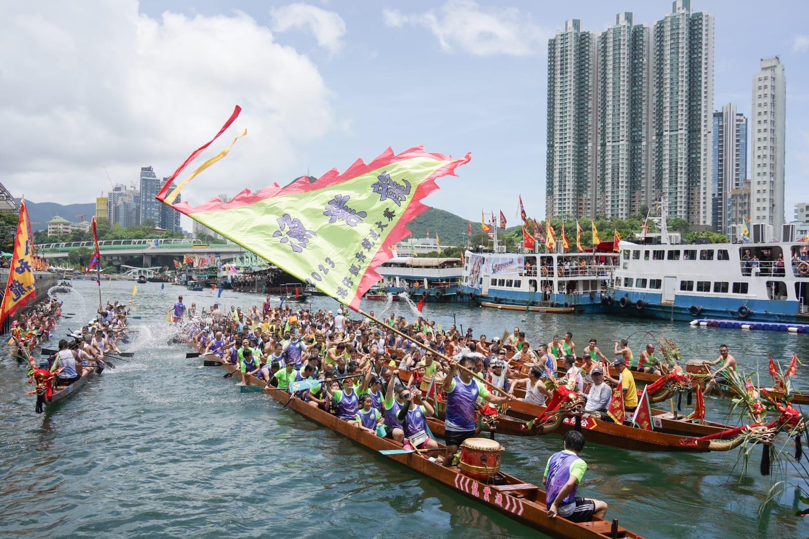 多區有龍舟競賽,市民形容氣氛熱鬧。