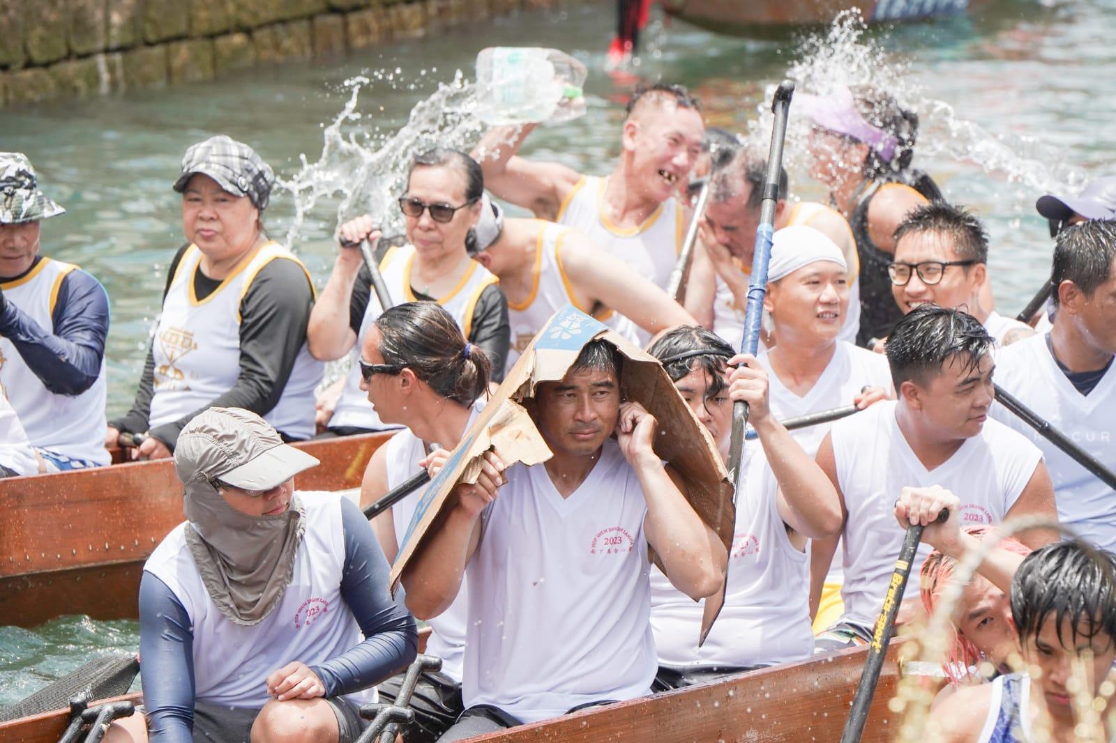 多區有龍舟競賽,市民形容氣氛熱鬧。
