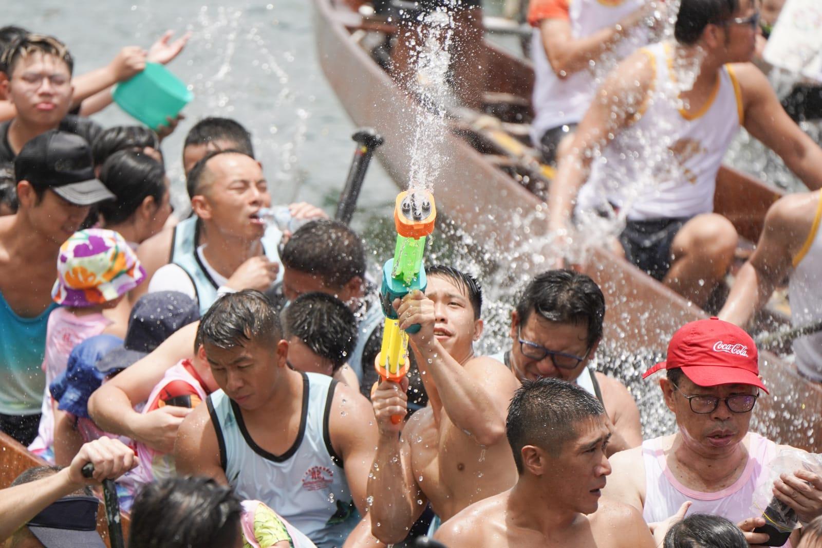 多區有龍舟競賽,市民形容氣氛熱鬧。