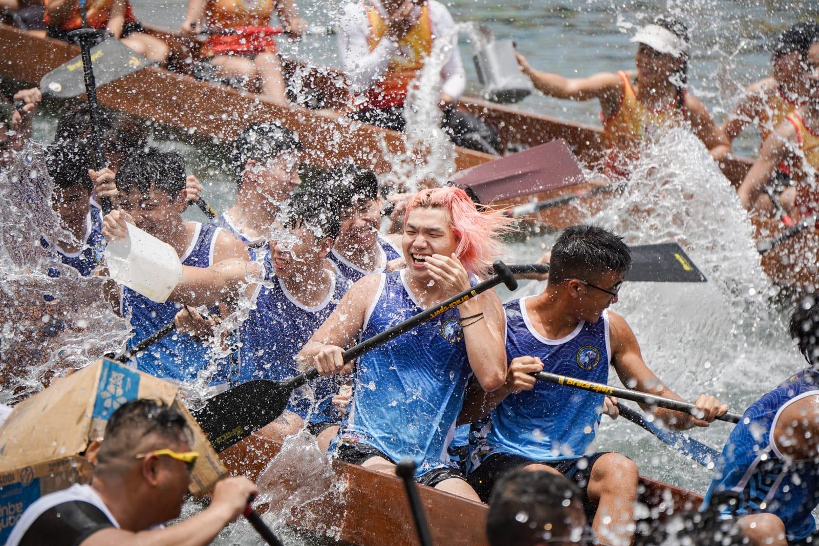 多區有龍舟競賽,市民形容氣氛熱鬧。
