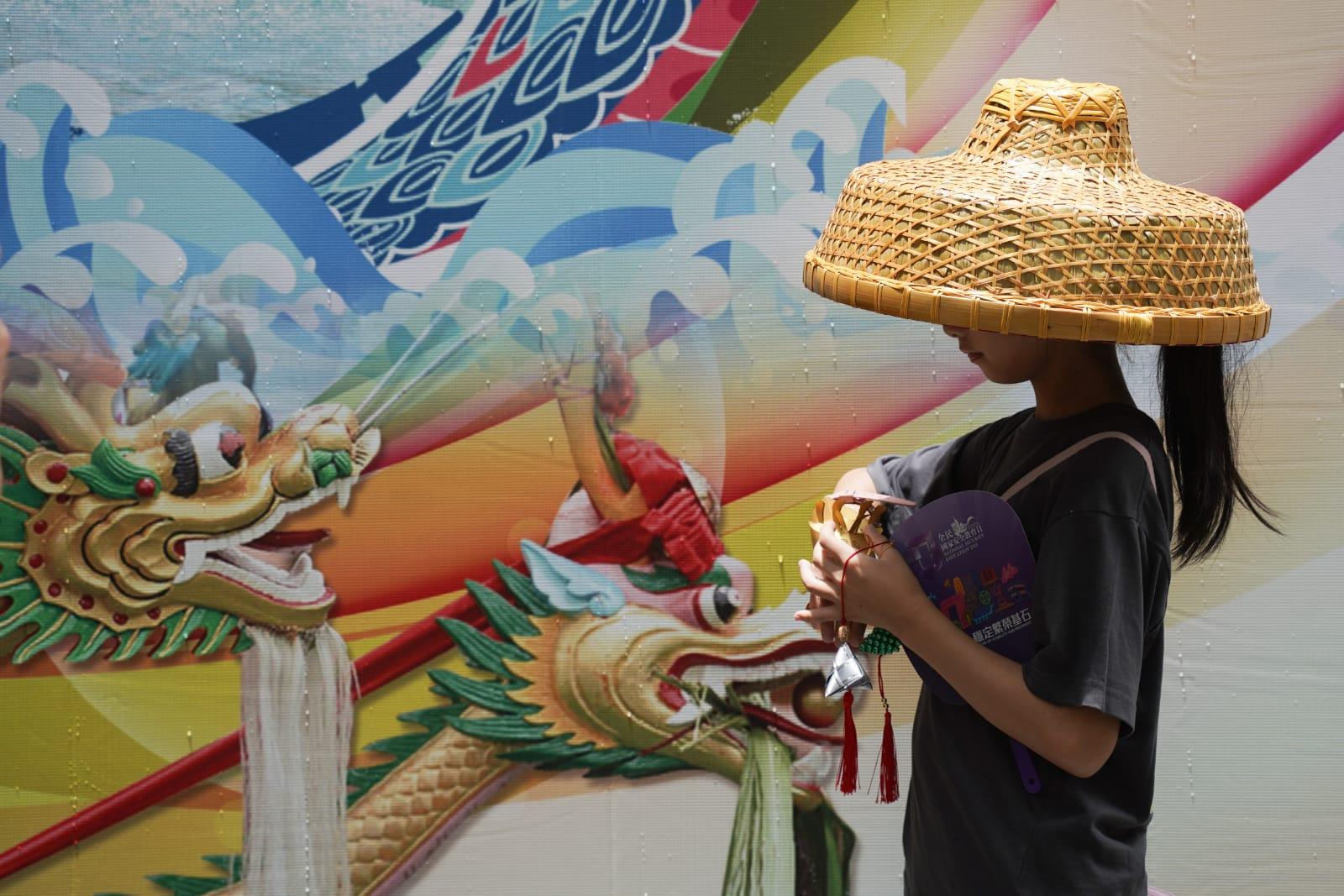 多區有龍舟競賽,市民形容氣氛熱鬧。