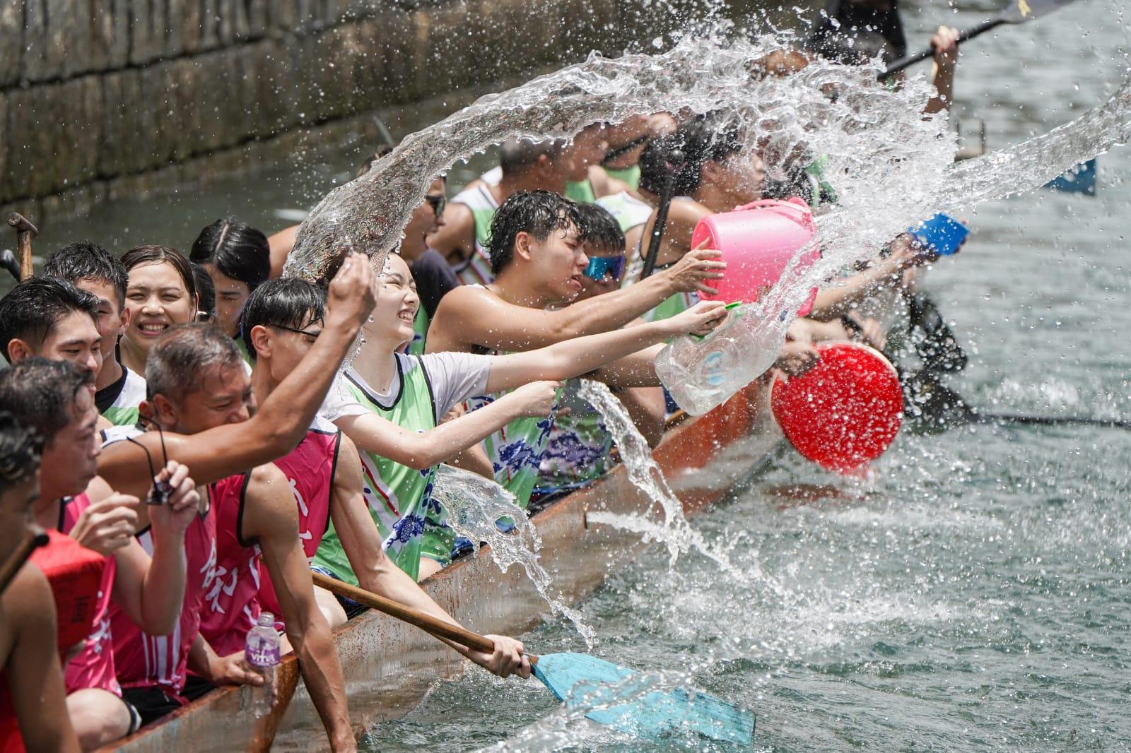 多區有龍舟競賽,市民形容氣氛熱鬧。