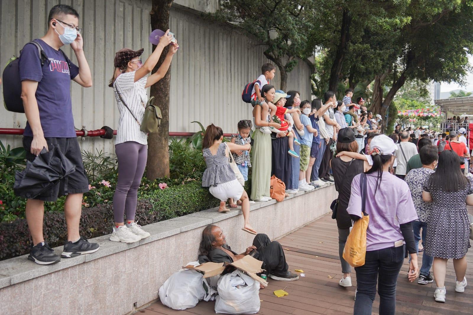 多區有龍舟競賽,市民形容氣氛熱鬧。