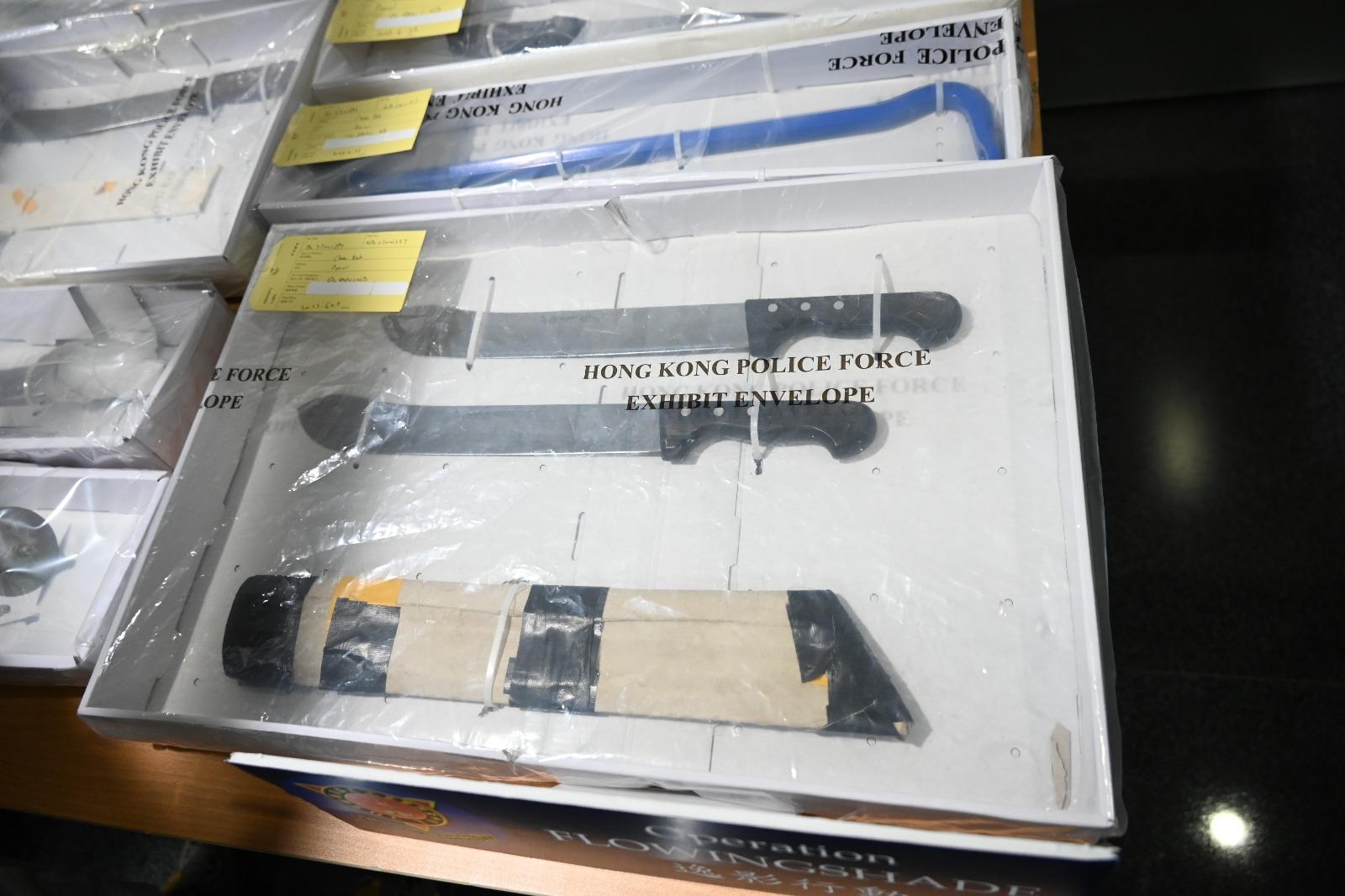 警方打擊黑社會行動搜獲大批武器。