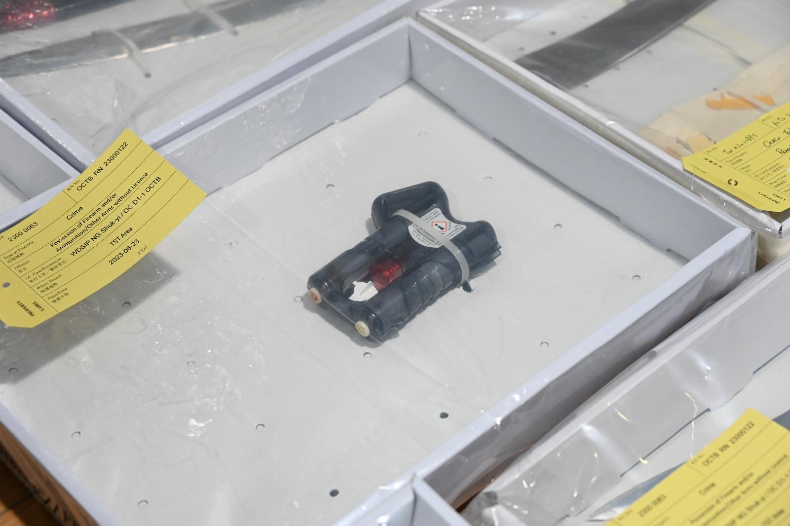 警方打擊黑社會行動搜獲大批武器。