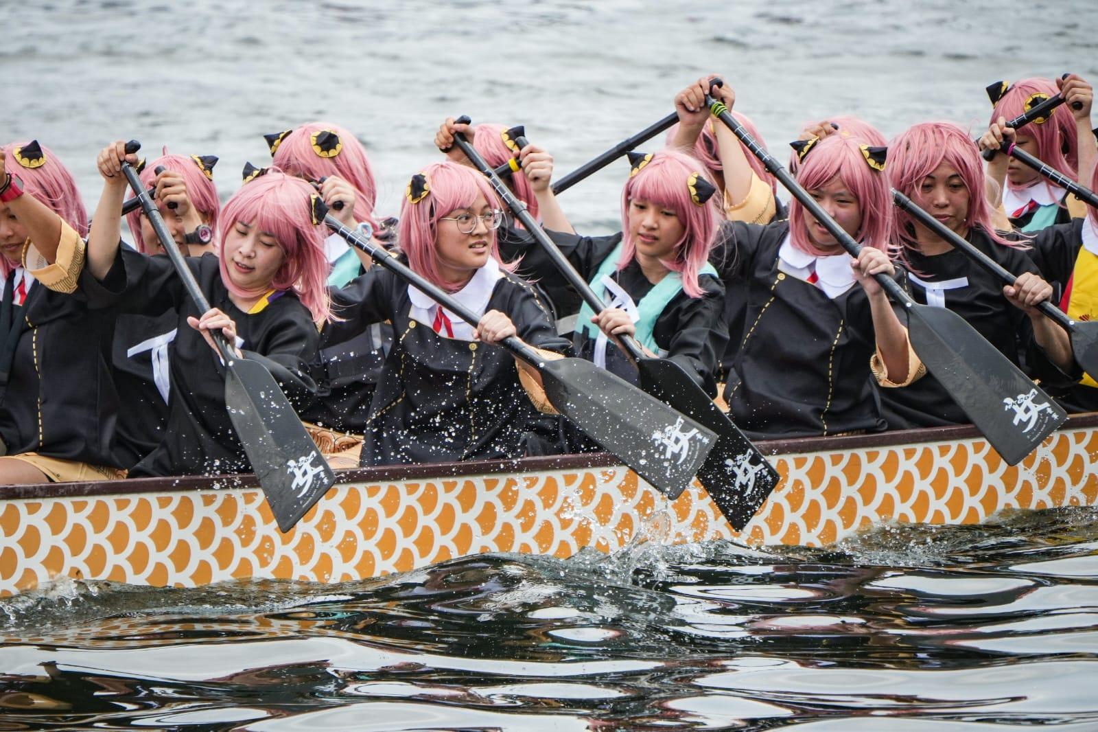 香港國際龍舟邀請賽維港上演,大批市民到場觀戰。