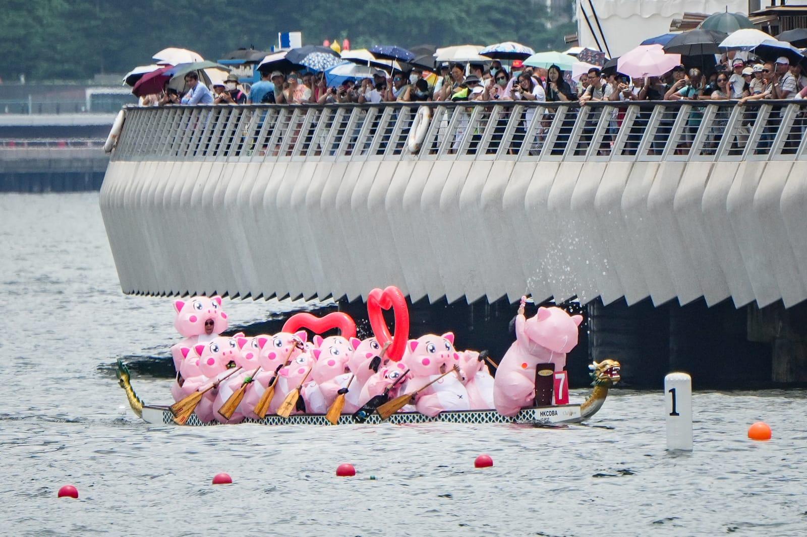 香港國際龍舟邀請賽維港上演,大批市民到場觀戰。