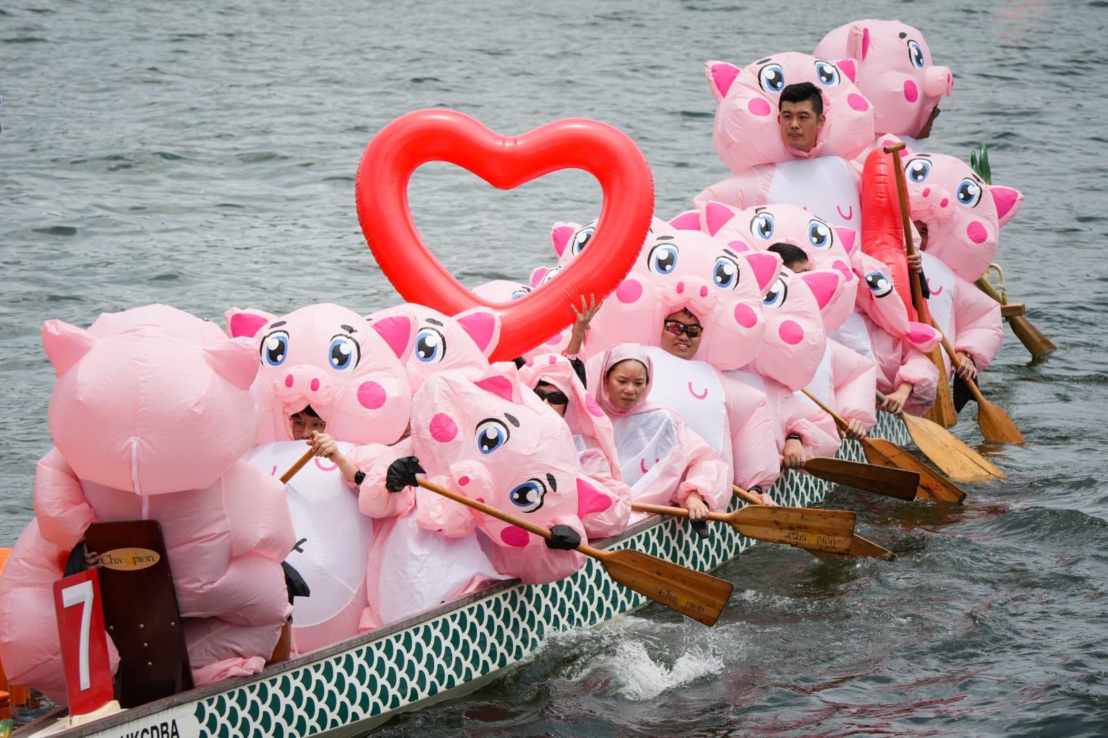 香港國際龍舟邀請賽維港上演,大批市民到場觀戰。