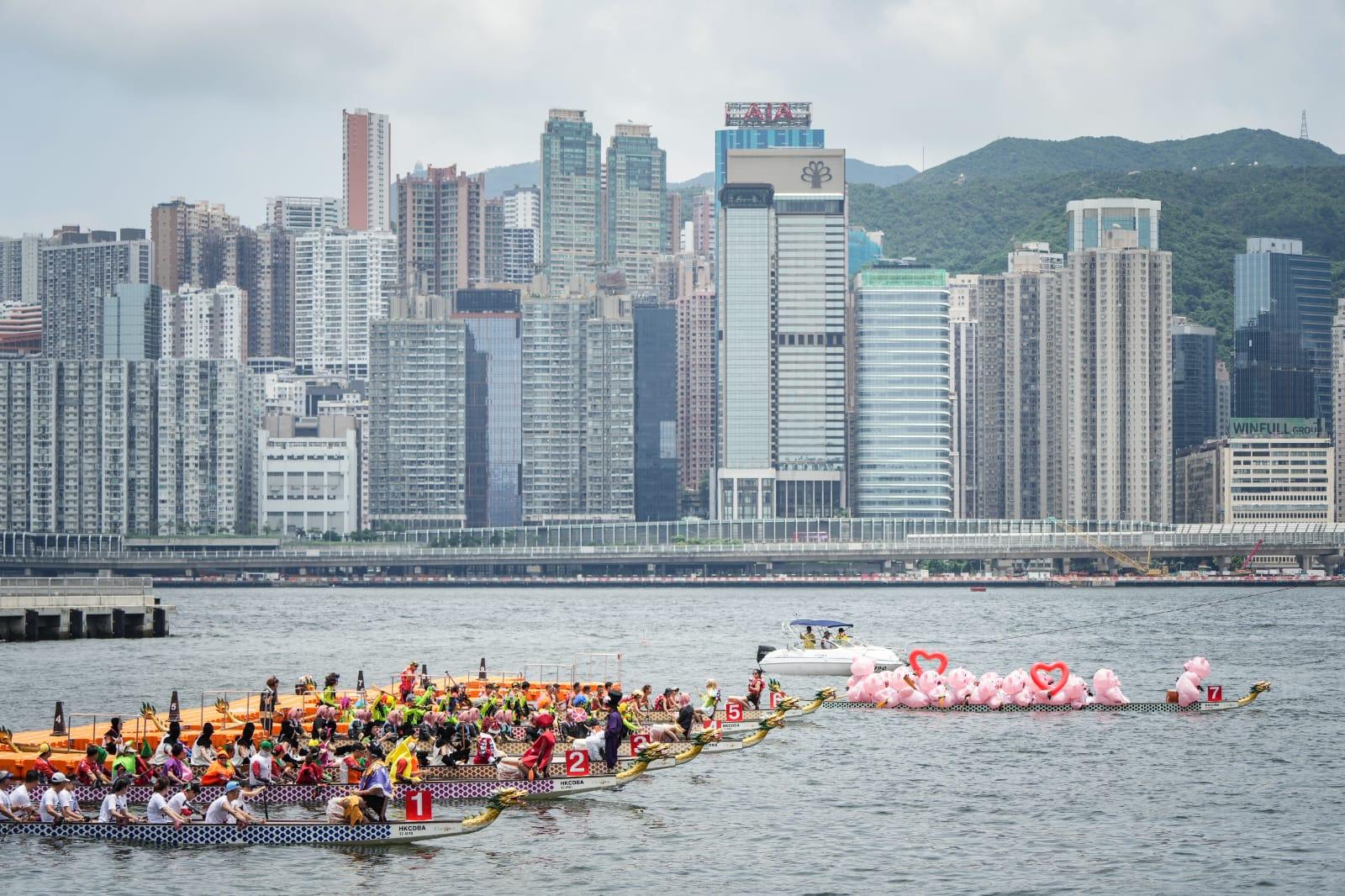 香港國際龍舟邀請賽維港上演,大批市民到場觀戰。