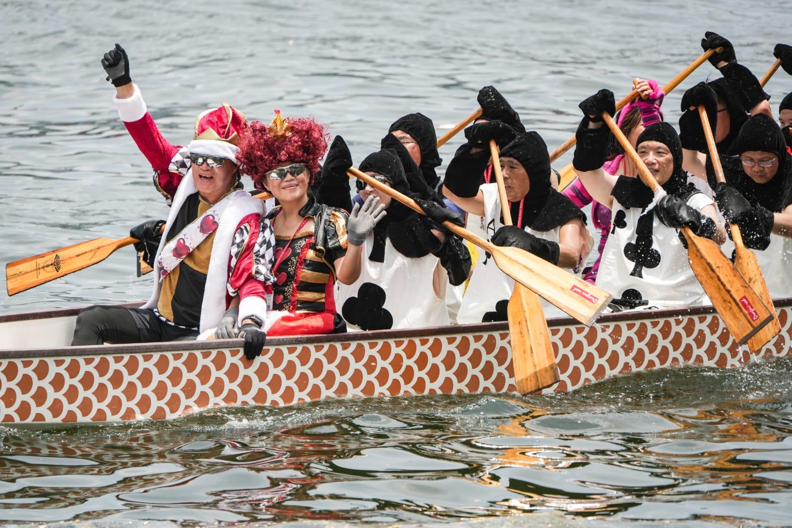 香港國際龍舟邀請賽維港上演,大批市民到場觀戰。