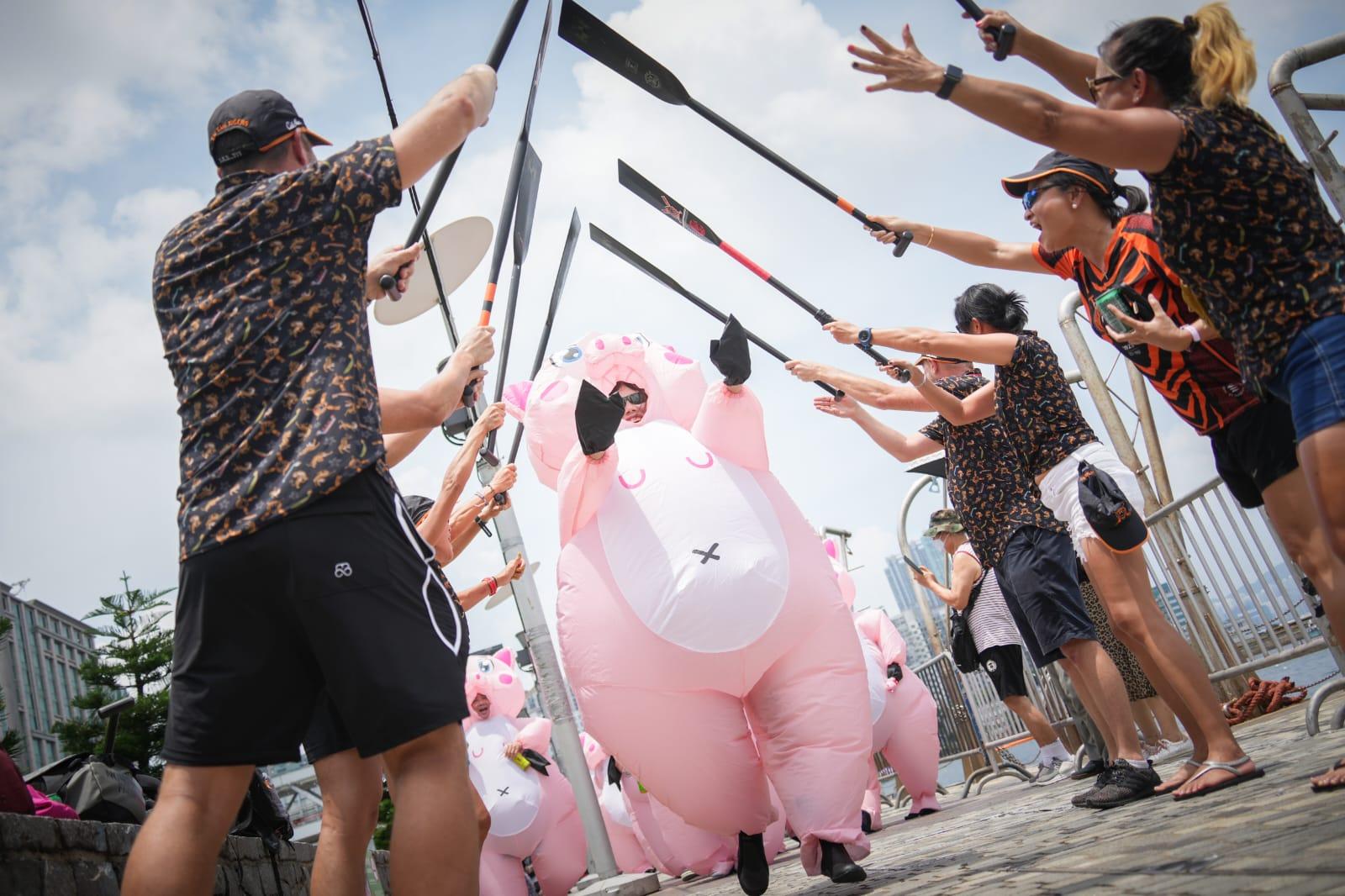香港國際龍舟邀請賽維港上演,大批市民到場觀戰。