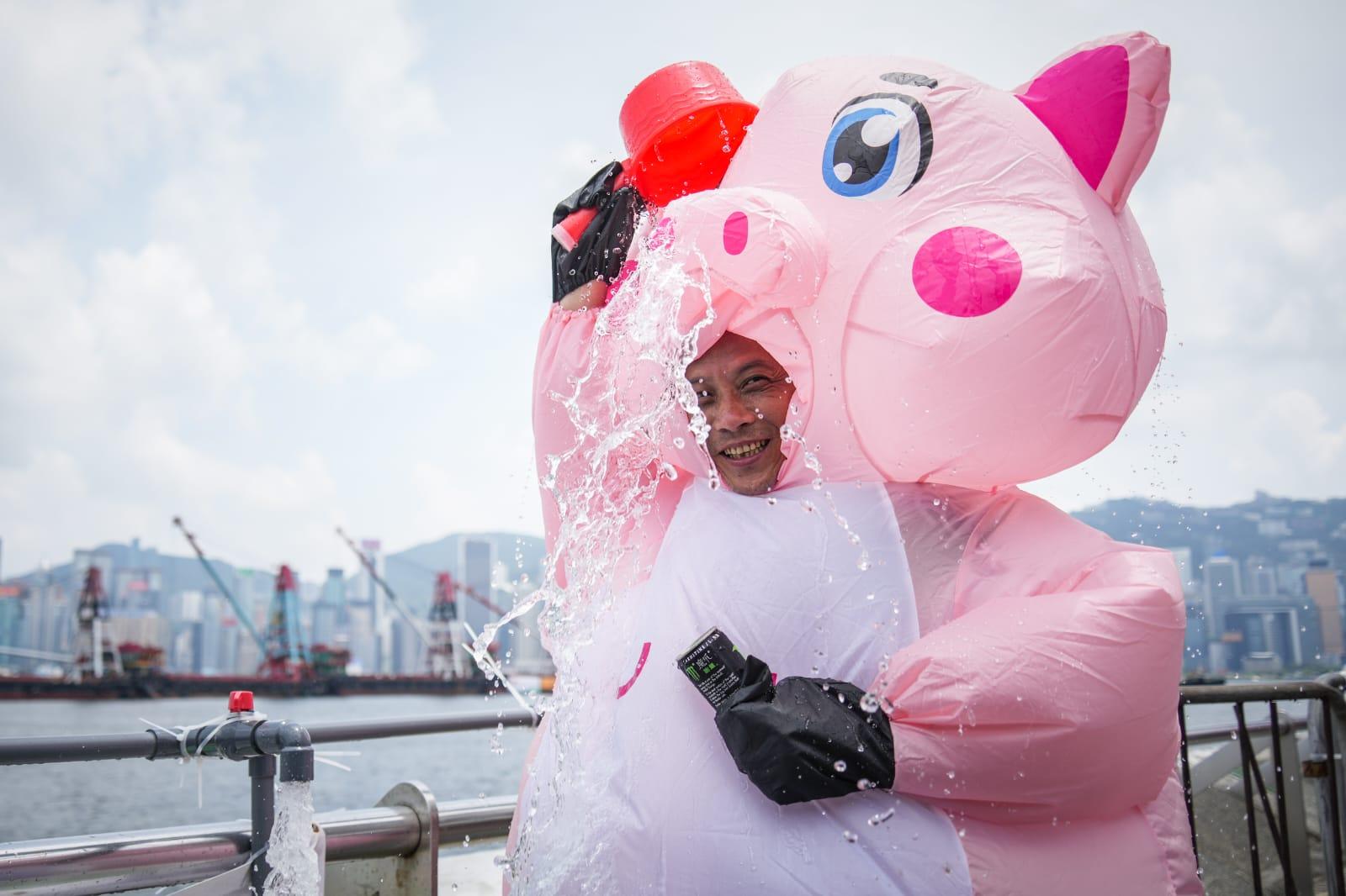 香港國際龍舟邀請賽維港上演,大批市民到場觀戰。