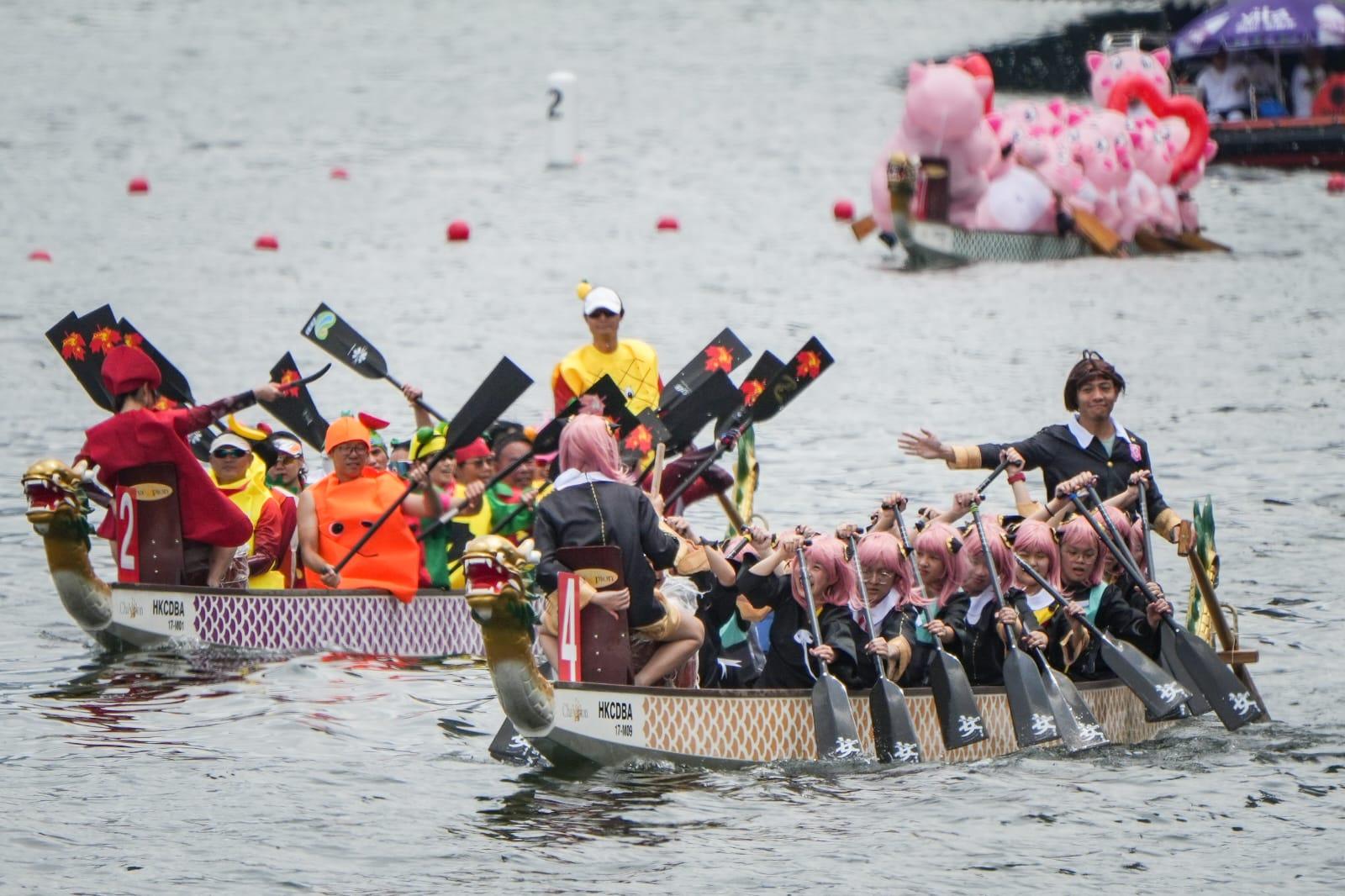 香港國際龍舟邀請賽維港上演,大批市民到場觀戰。