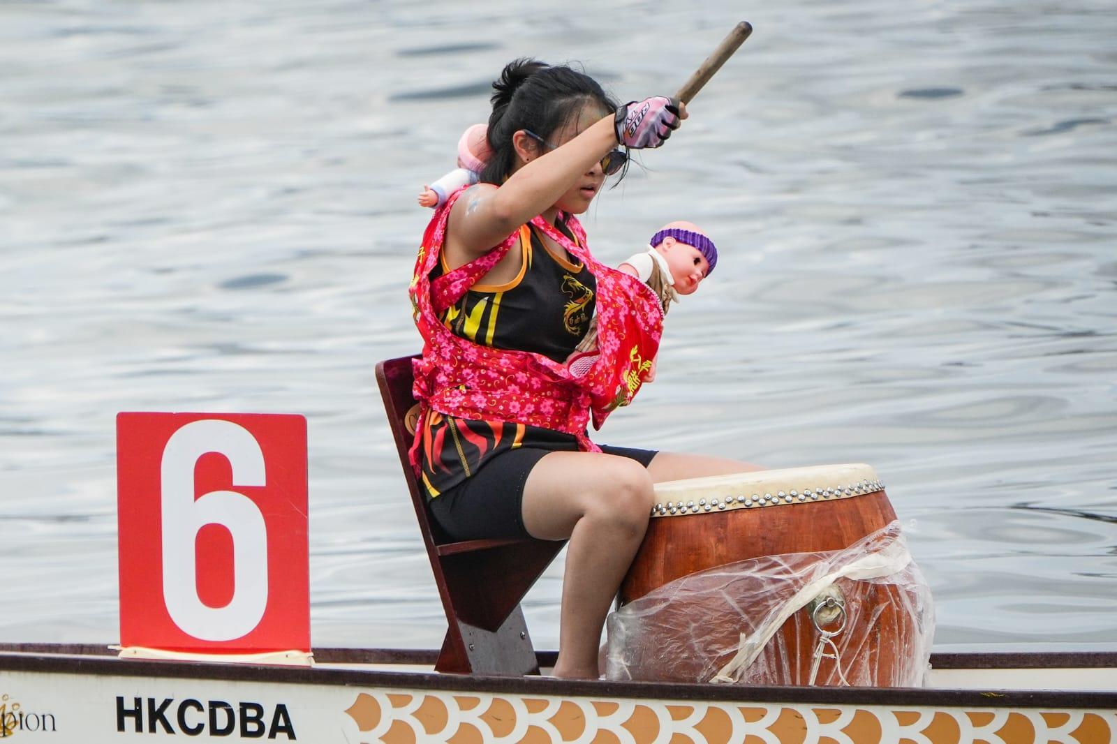 香港國際龍舟邀請賽維港上演,大批市民到場觀戰。