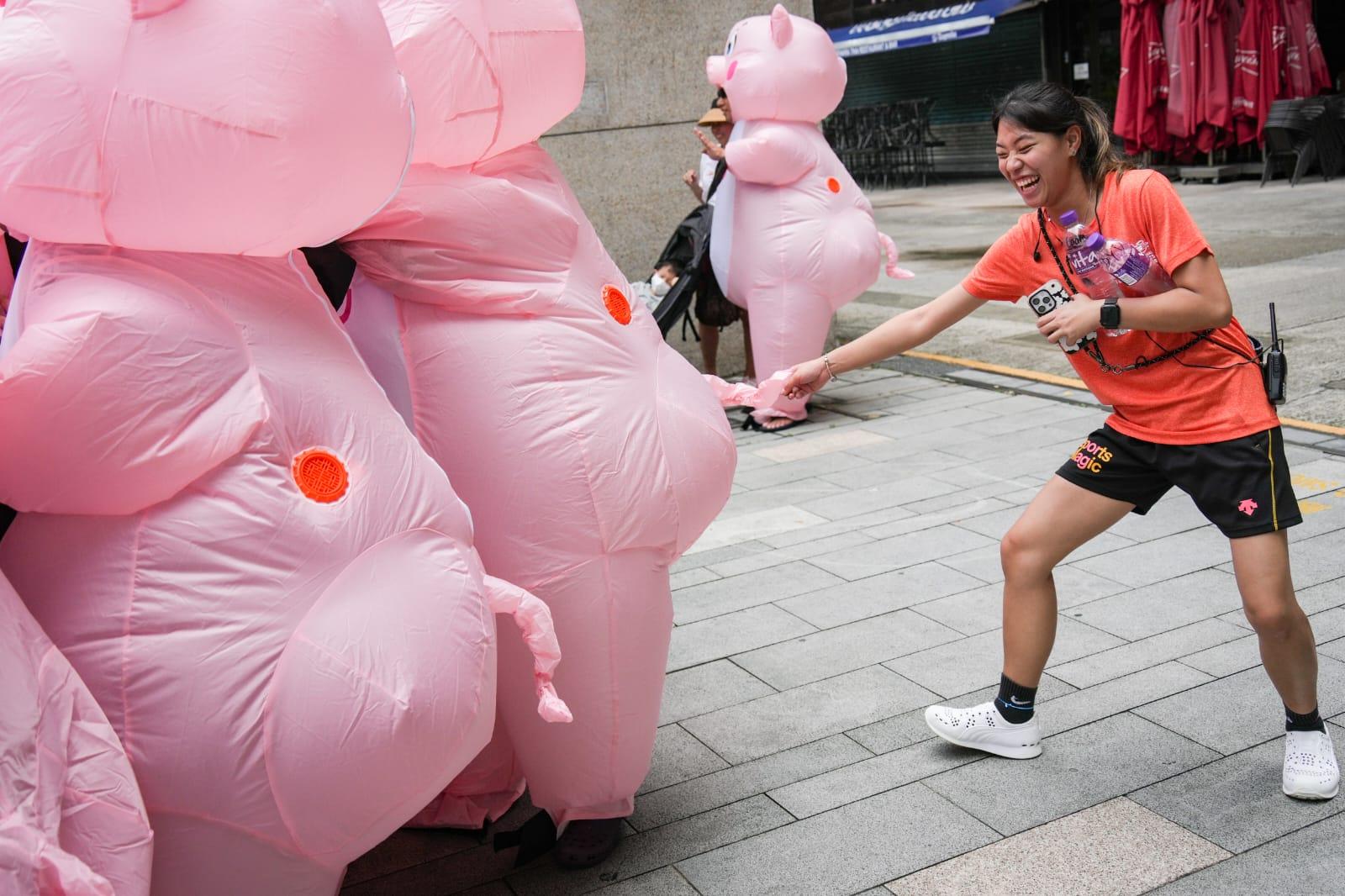 香港國際龍舟邀請賽維港上演,大批市民到場觀戰。