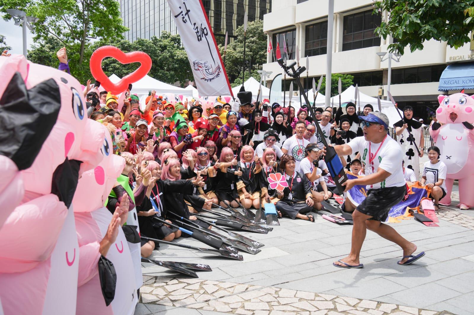 香港國際龍舟邀請賽維港上演,大批市民到場觀戰。