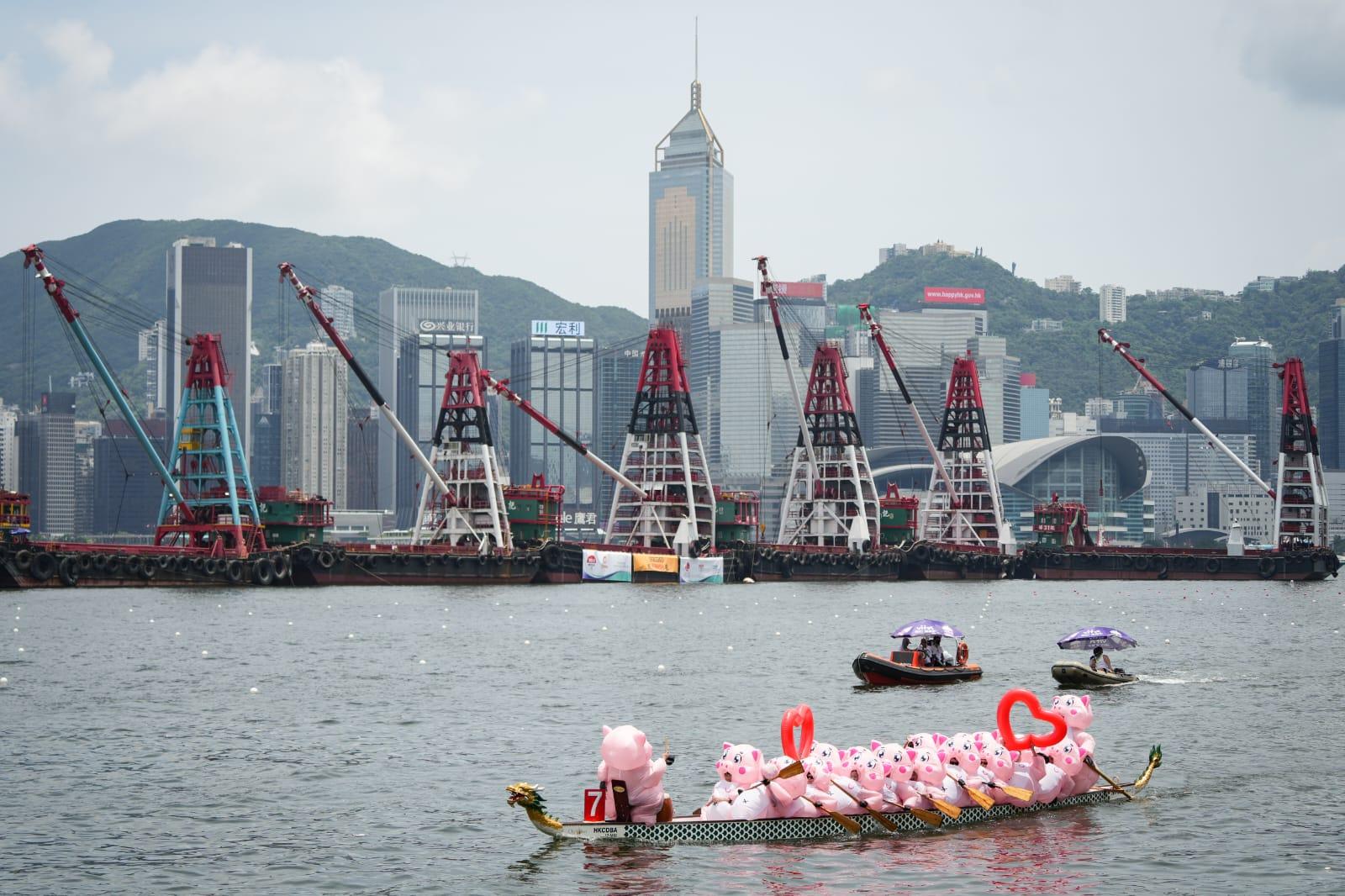 香港國際龍舟邀請賽維港上演,大批市民到場觀戰。