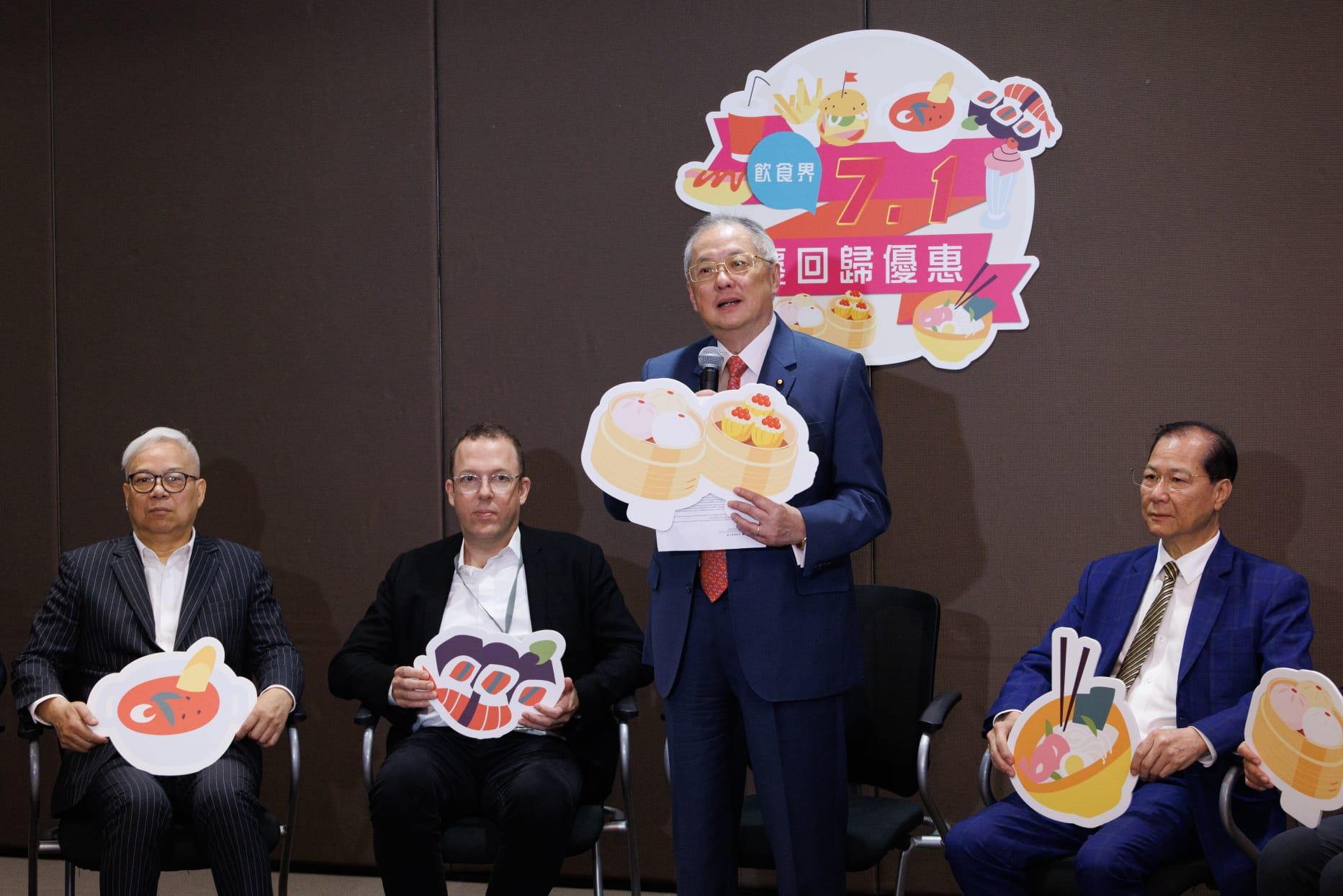 七一優惠|過千食肆提供71折優惠 麥當勞11元兩件菠蘿吉士批 (蘇文傑攝)