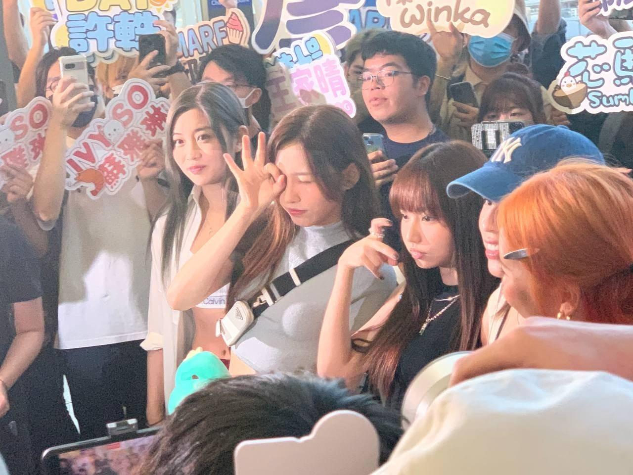 COLLAR成員與粉絲合照,來者不拒。