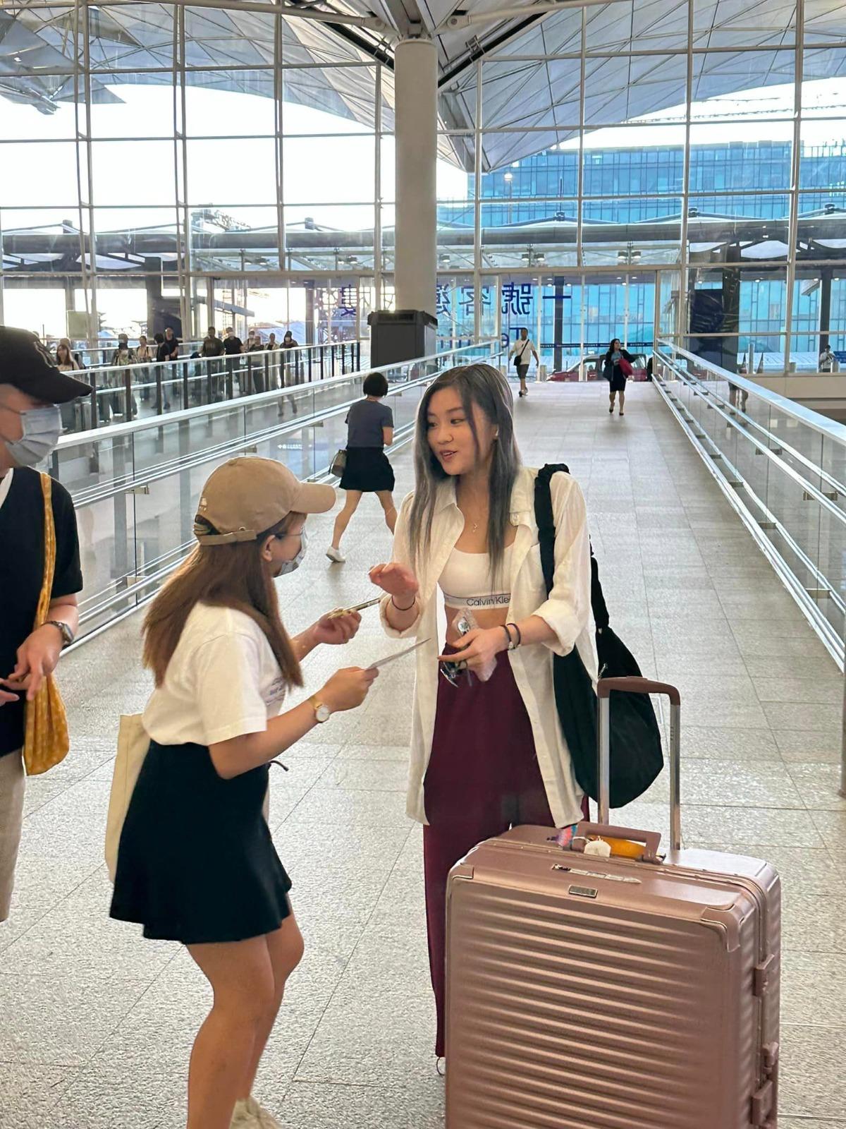 Candy抵達機場。