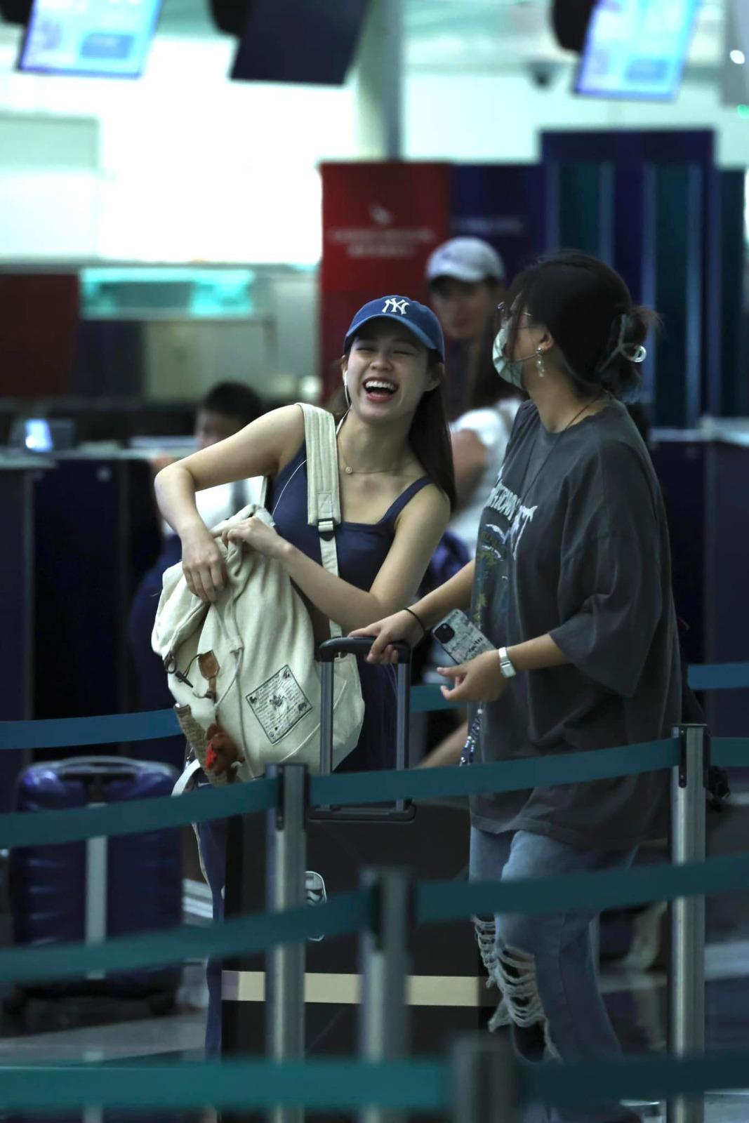 Winka抵達機場。