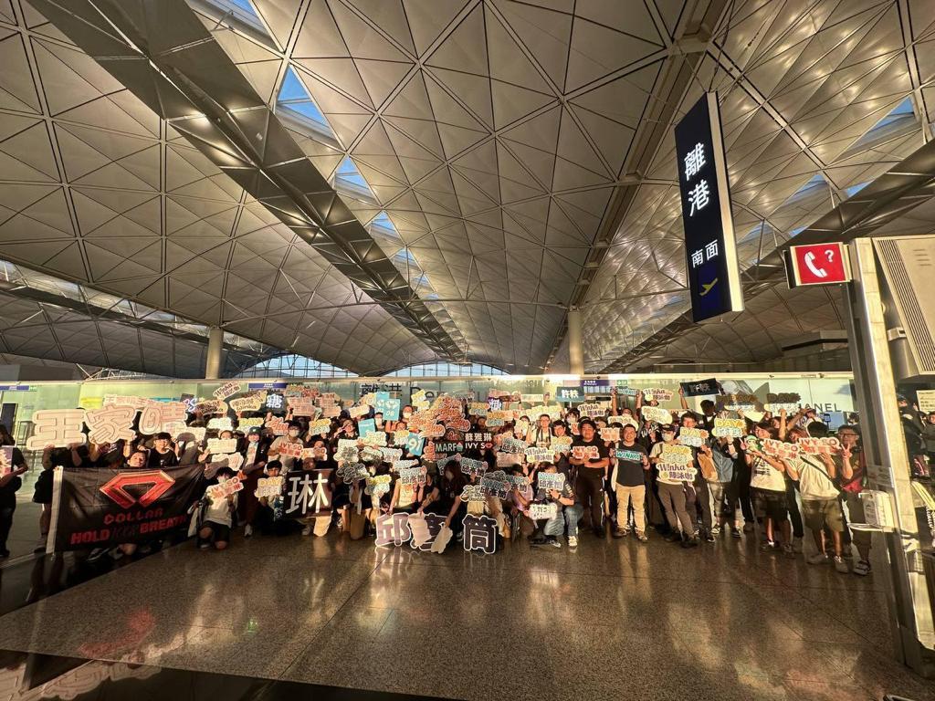 COLLAR飛赴日本,過百粉絲在機場守候。