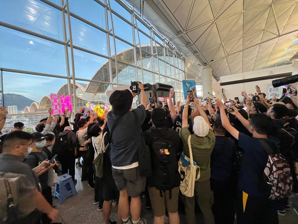 過百粉絲在機場送COLLAR機,場面虛冚。