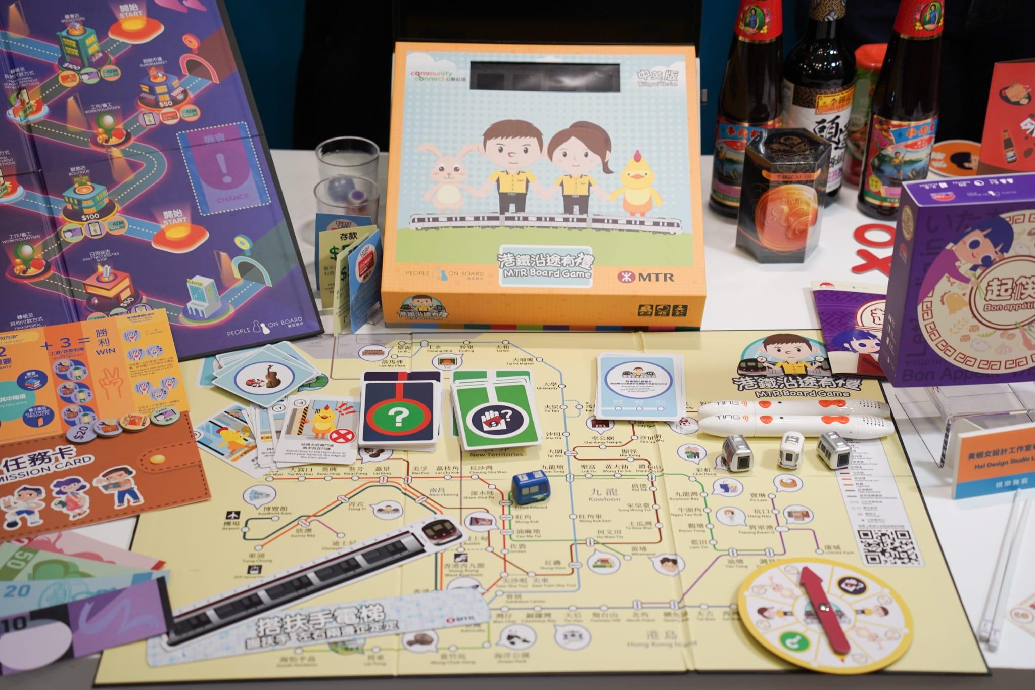 樂在棋中分別與港鐵、金管局及李錦記聯乘合作,推出多款以香港為主題的桌上遊戲。