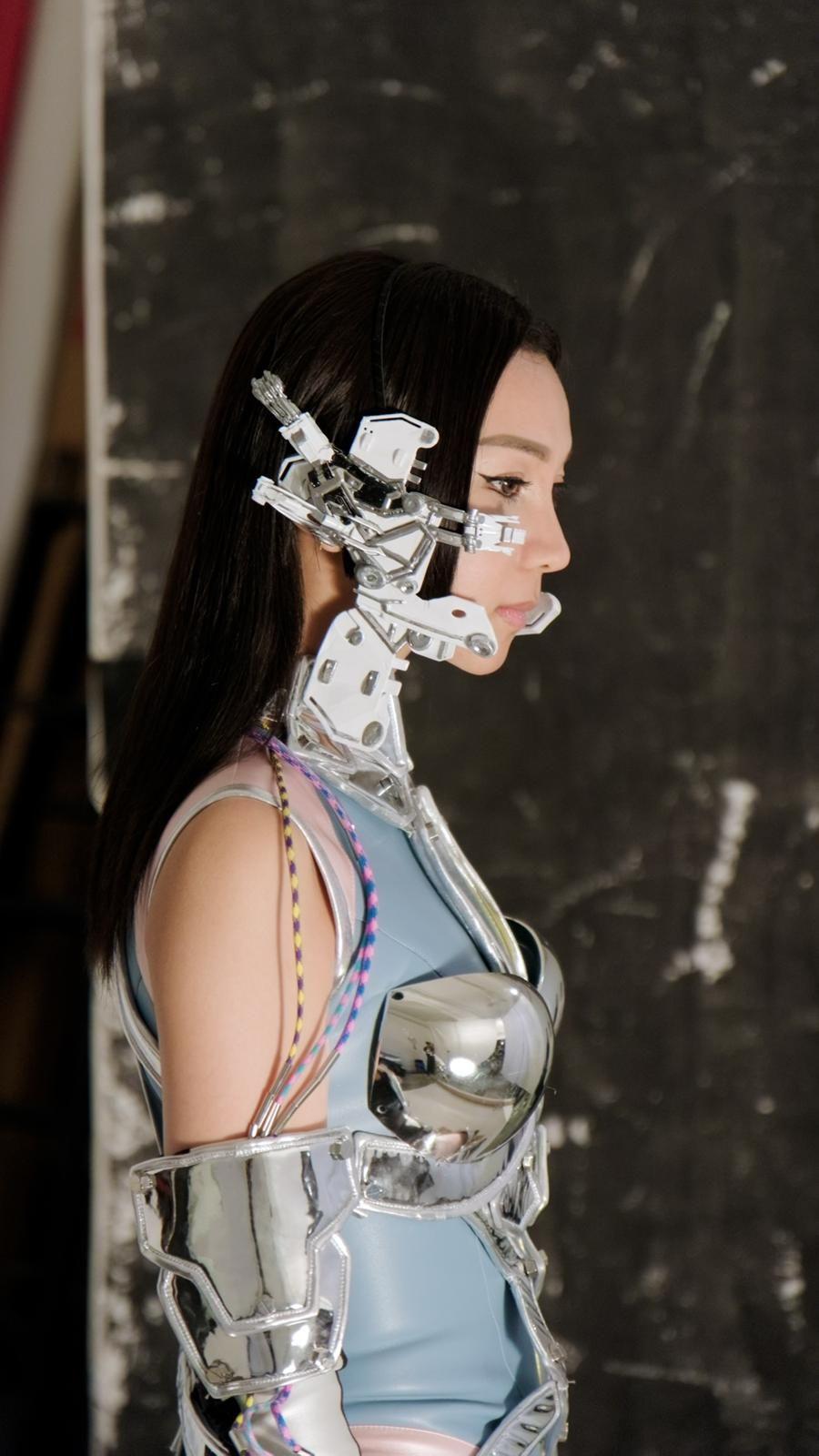 是次海報設計,AGA以一身充滿未來科技感覺的造型登場。