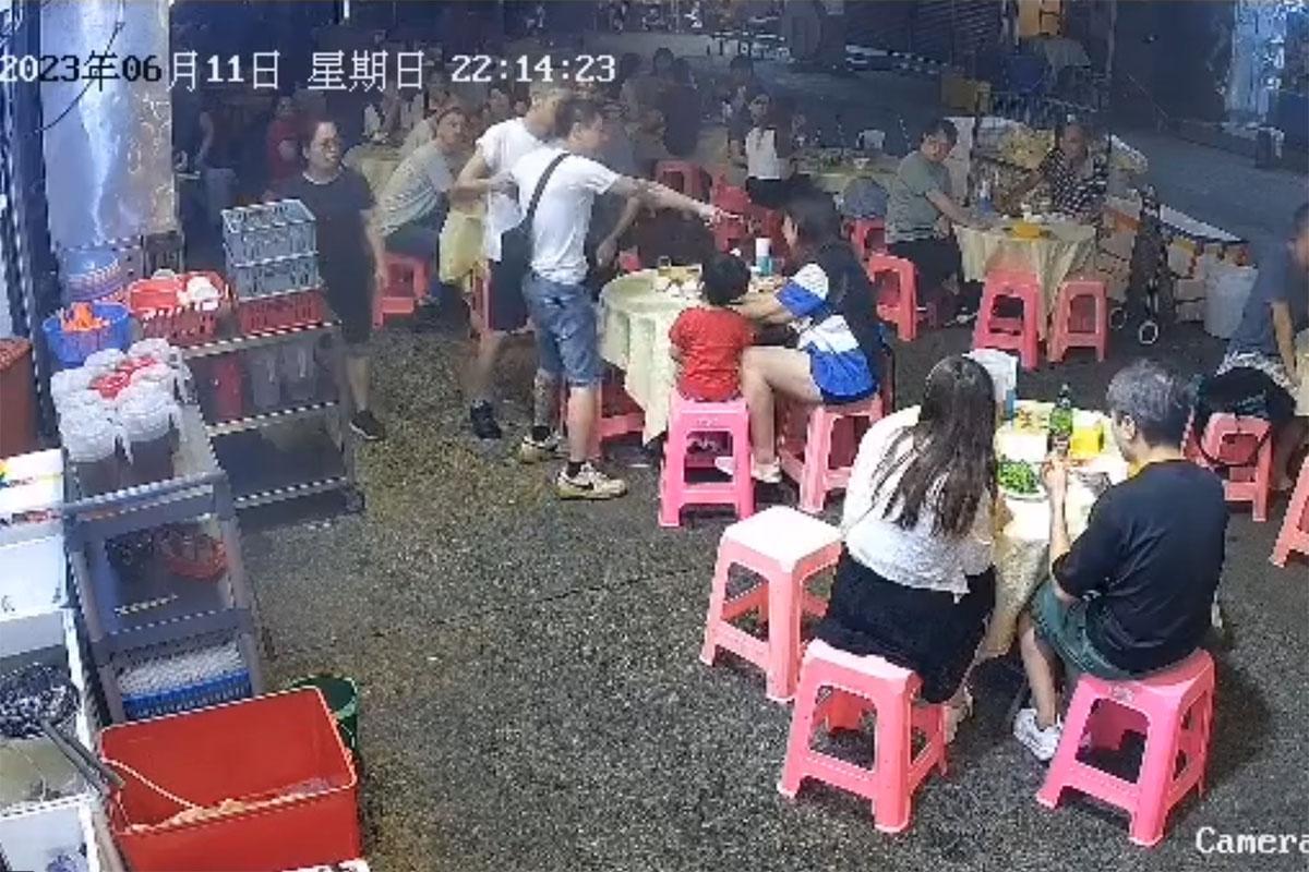 中年白衣醉漢起初指罵大排檔內一對母子,店員勸阻無果。(網上片段截圖)