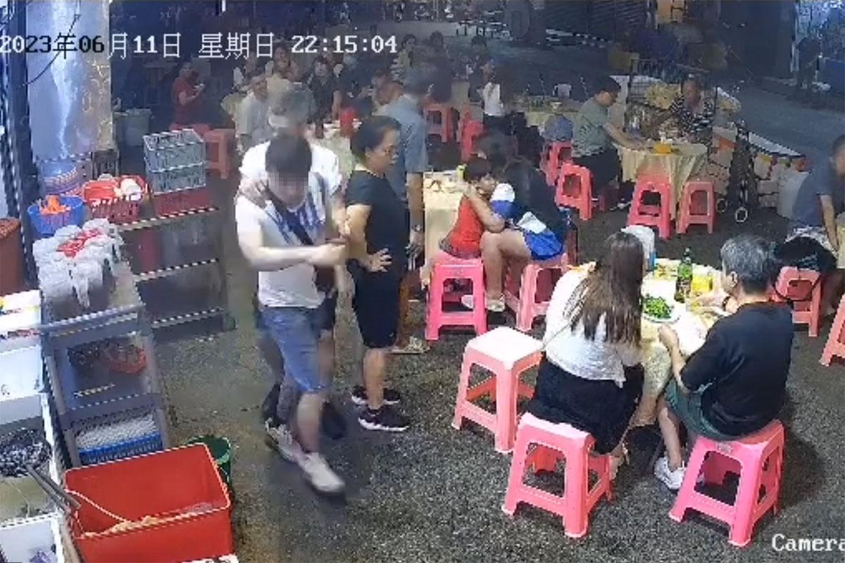 中年白衣醉漢起初指罵大排檔內一對母子,店員勸阻無果。(網上片段截圖)
