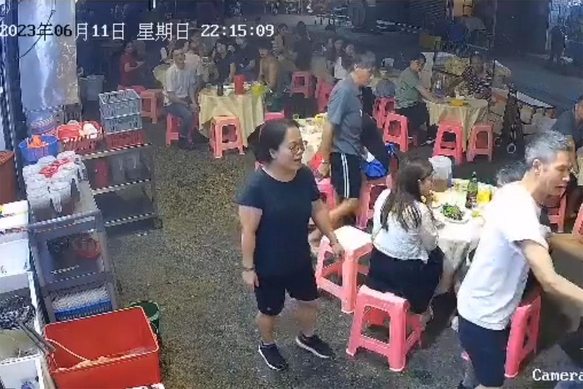 中年白衣醉漢起初指罵大排檔內一對母子,店員勸阻無果。(網上片段截圖)