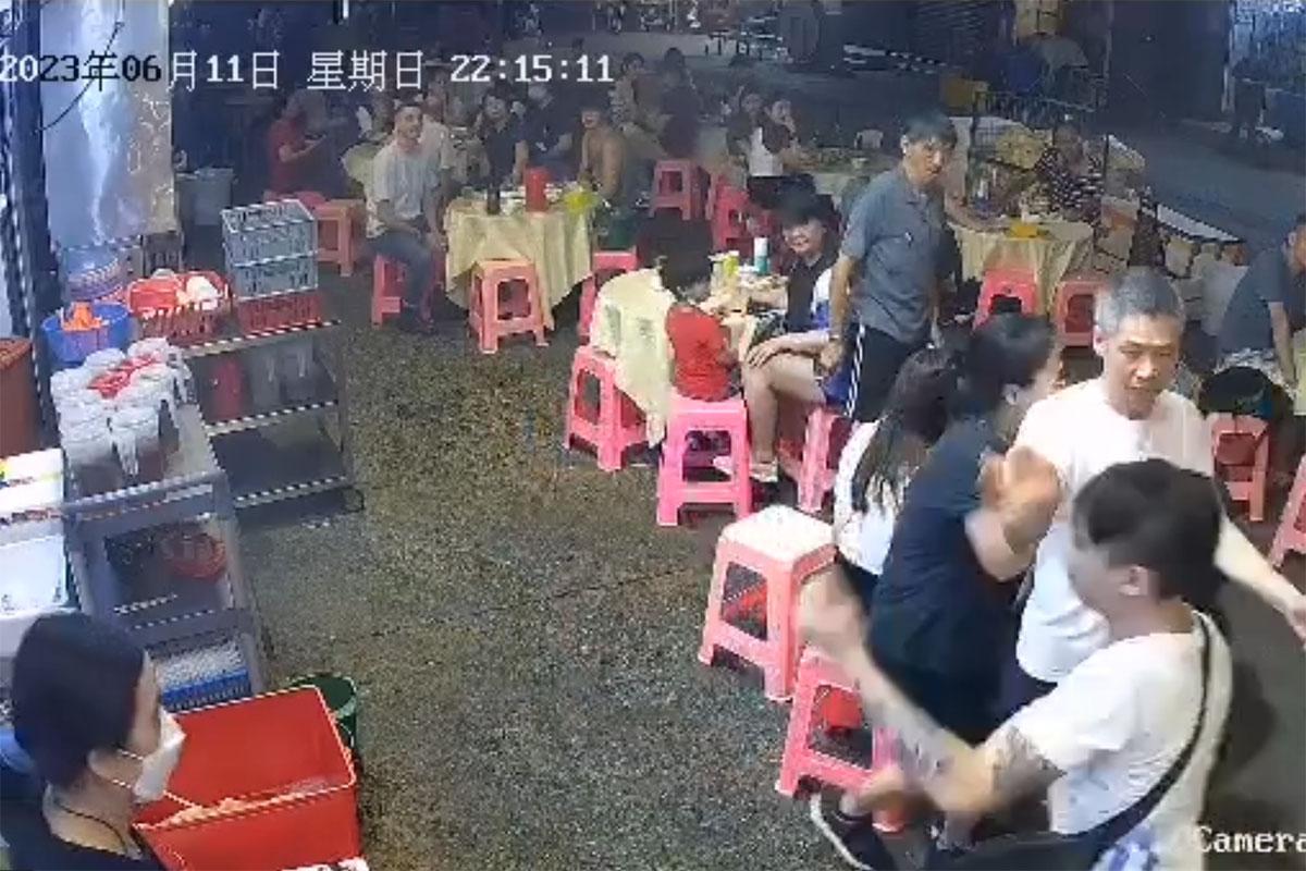 中年白衣醉漢起初指罵大排檔內一對母子,店員勸阻無果。(網上片段截圖)