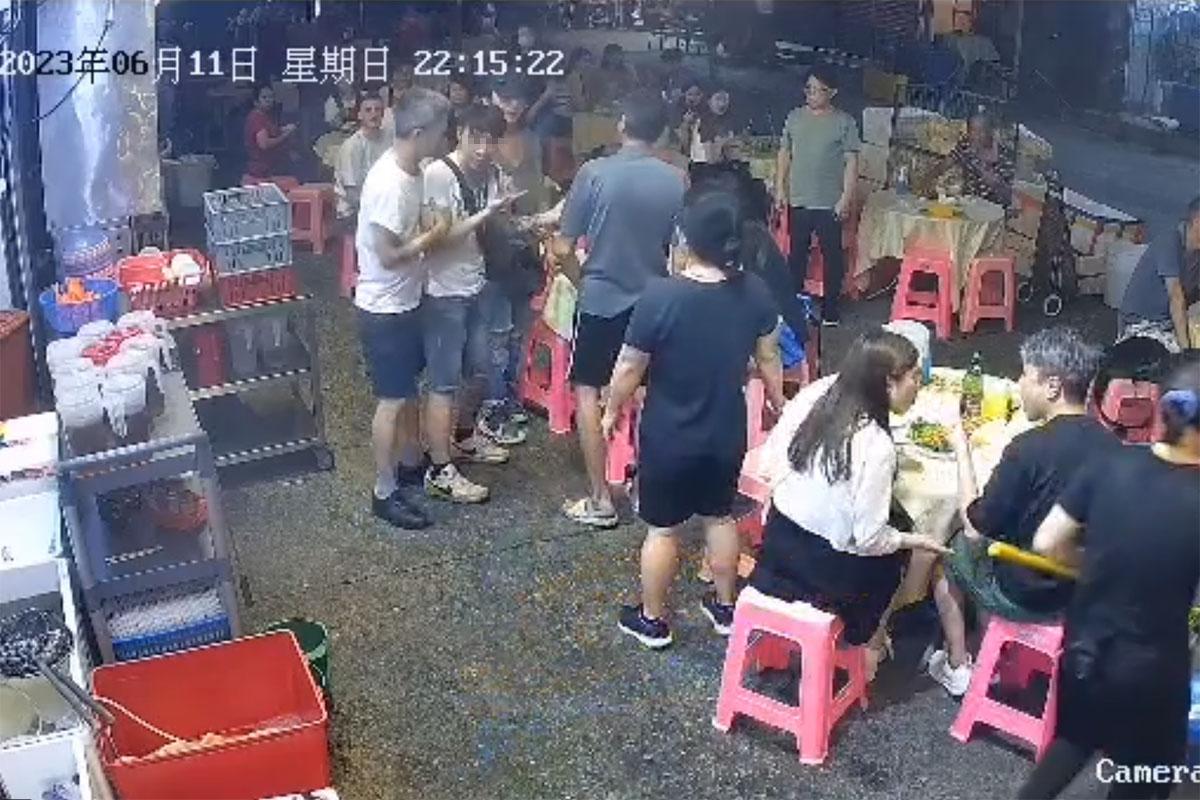 中年白衣醉漢起初指罵大排檔內一對母子,店員勸阻無果。(網上片段截圖)