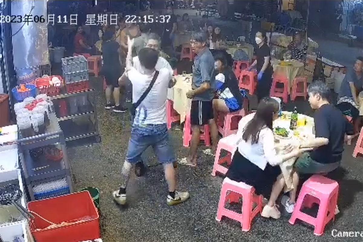 中年白衣醉漢起初指罵大排檔內一對母子,店員勸阻無果。(網上片段截圖)