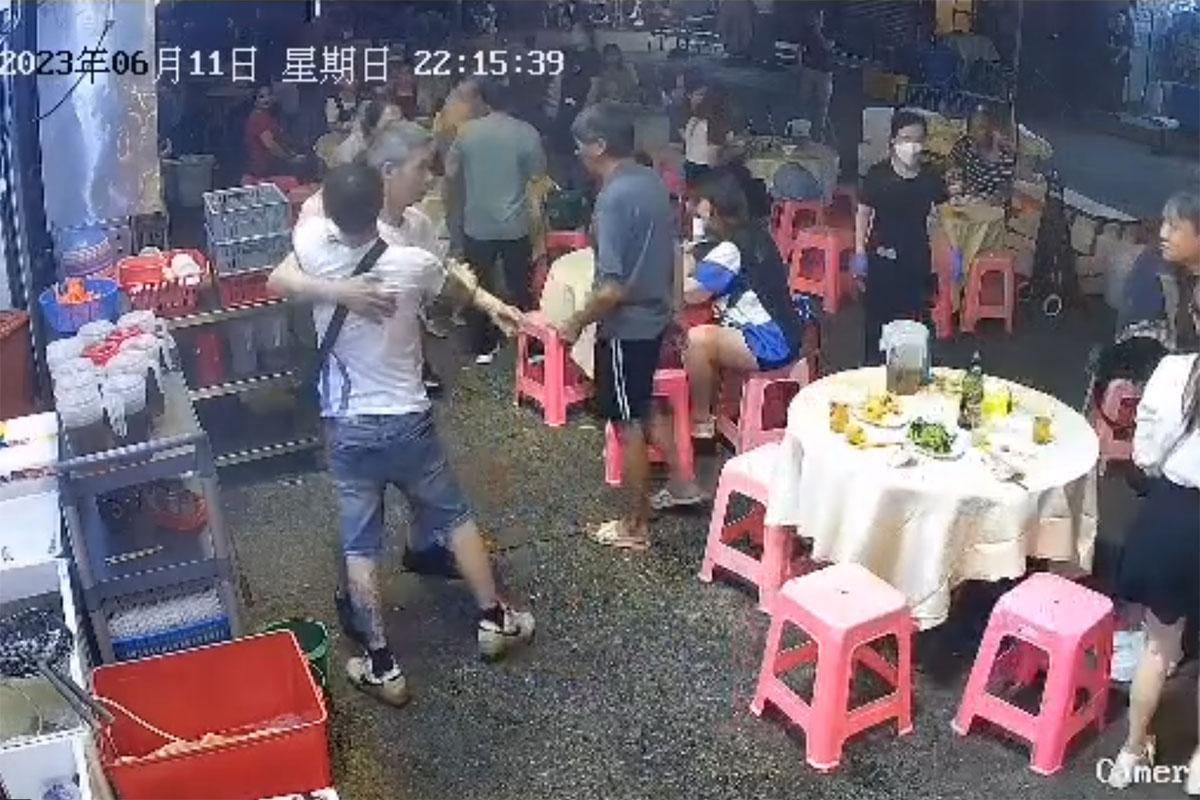 中年白衣醉漢起初指罵大排檔內一對母子,店員勸阻無果。(網上片段截圖)