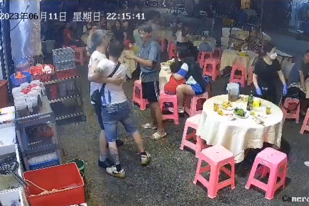 中年白衣醉漢起初指罵大排檔內一對母子,店員勸阻無果。(網上片段截圖)