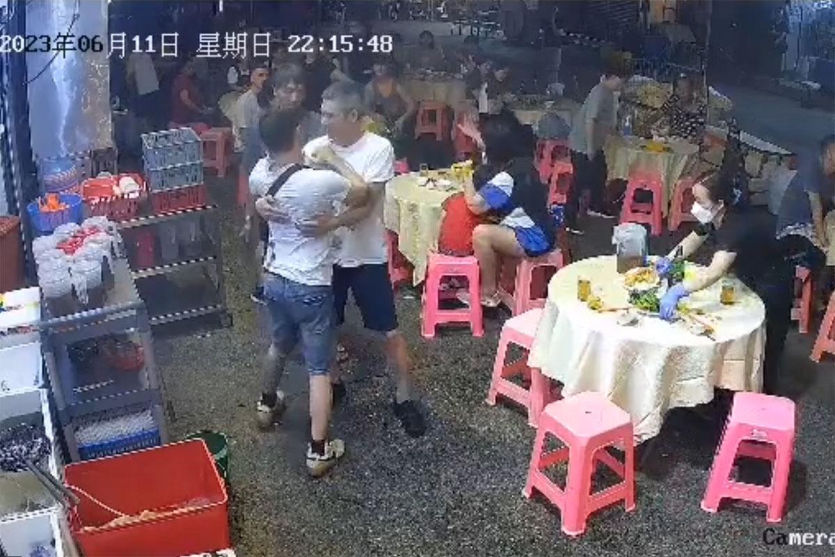 中年白衣醉漢起初指罵大排檔內一對母子,店員勸阻無果。(網上片段截圖)