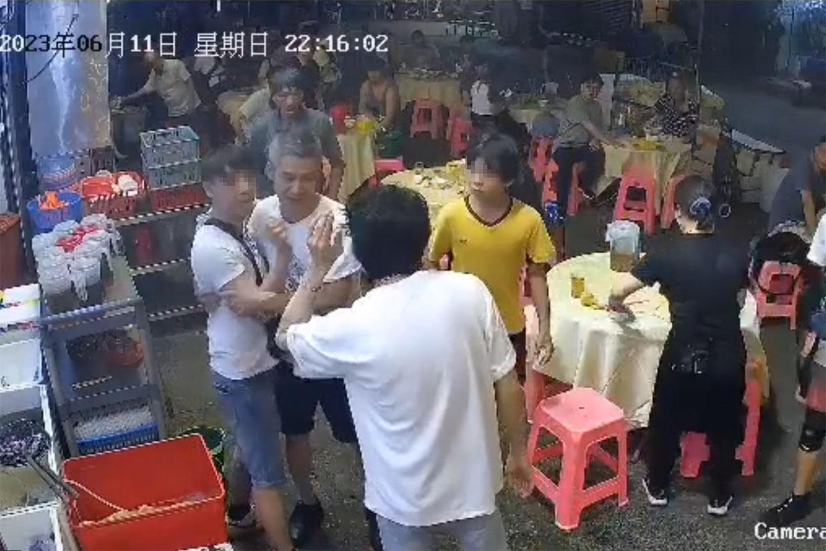 3名青年聞訊趕至大排檔,其後與醉漢演變成打鬥。(網上片段截圖)
