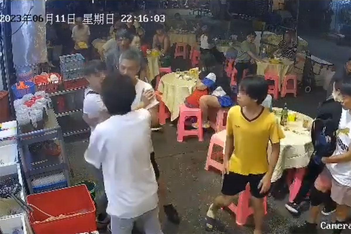 3名青年聞訊趕至大排檔,其後與醉漢演變成打鬥。(網上片段截圖)