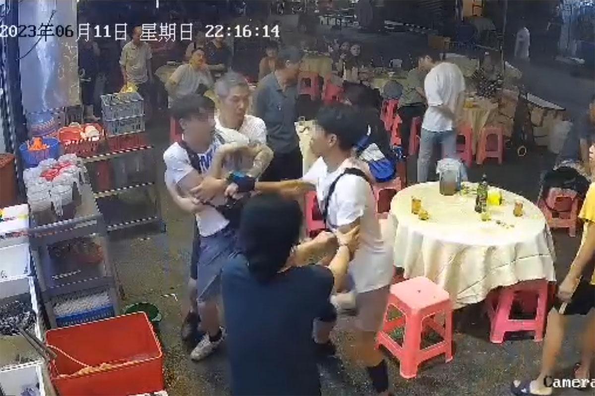 3名青年聞訊趕至大排檔,其後與醉漢演變成打鬥。(網上片段截圖)