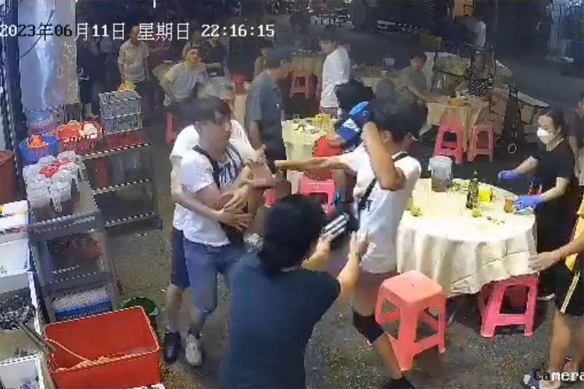 3名青年聞訊趕至大排檔,其後與醉漢演變成打鬥。(網上片段截圖)