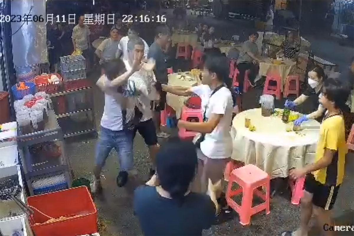 3名青年聞訊趕至大排檔,其後與醉漢演變成打鬥。(網上片段截圖)