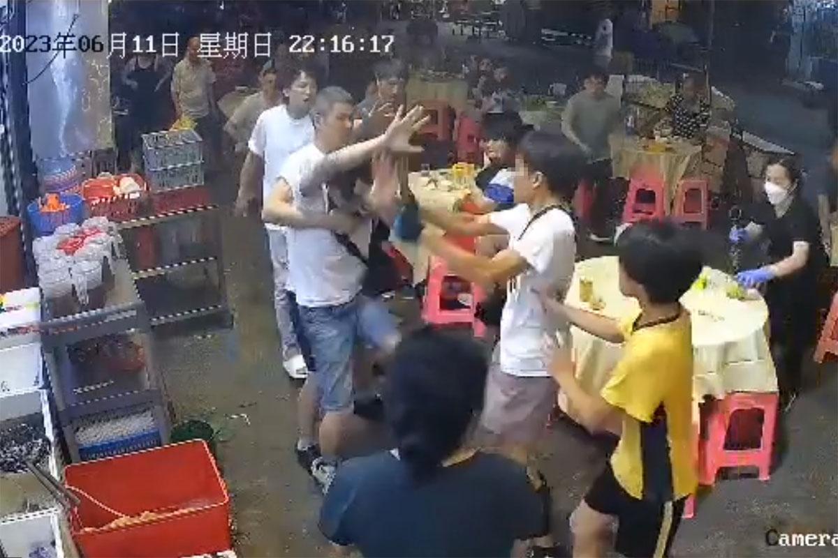 3名青年聞訊趕至大排檔,其後與醉漢演變成打鬥。(網上片段截圖)