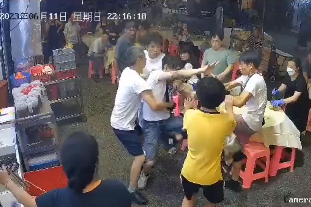 3名青年聞訊趕至大排檔,其後與醉漢演變成打鬥。(網上片段截圖)