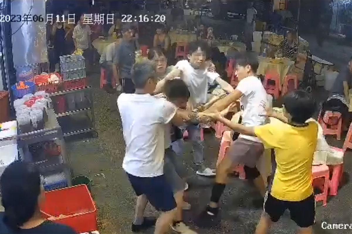 3名青年聞訊趕至大排檔,其後與醉漢演變成打鬥。(網上片段截圖)
