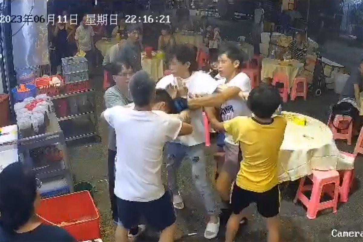 3名青年聞訊趕至大排檔,其後與醉漢演變成打鬥。(網上片段截圖)