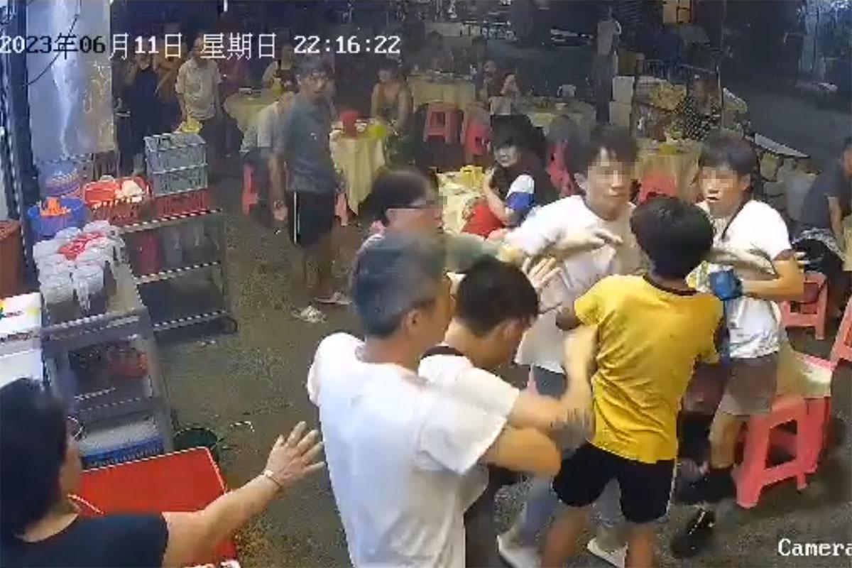 3名青年聞訊趕至大排檔,其後與醉漢演變成打鬥。(網上片段截圖)