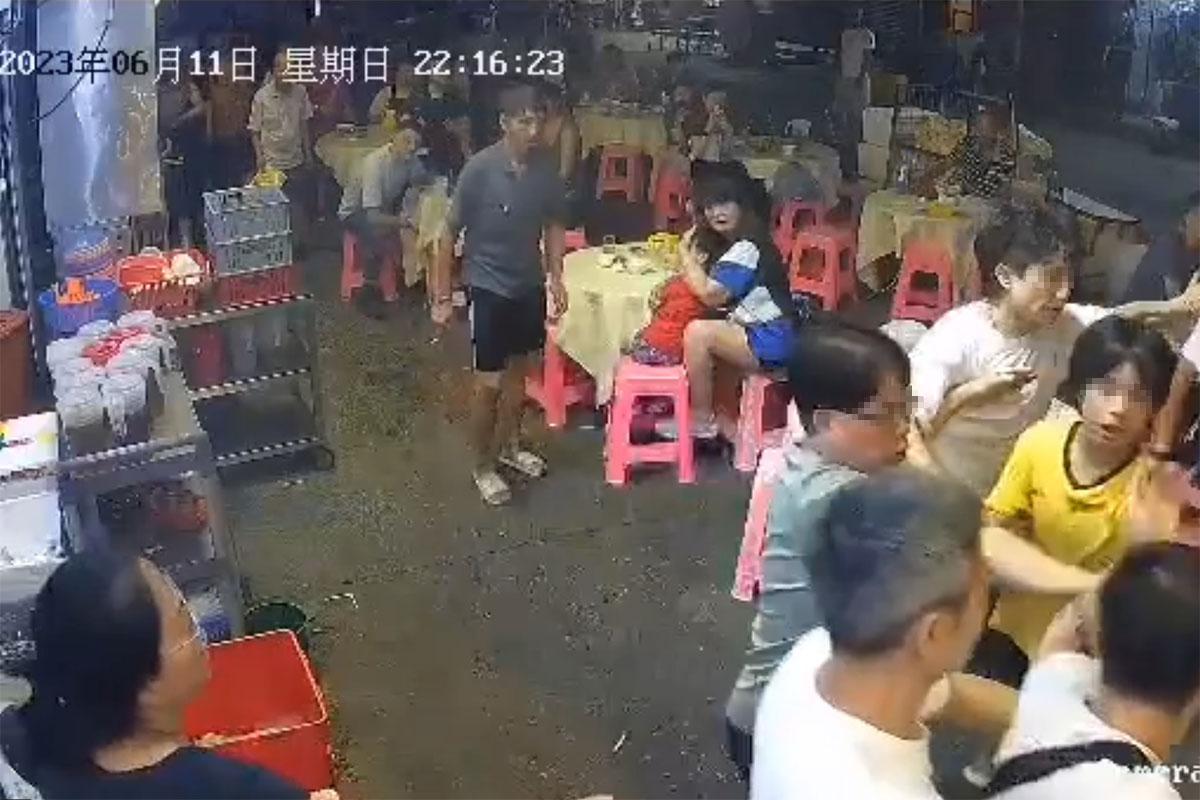 3名青年聞訊趕至大排檔,其後與醉漢演變成打鬥。(網上片段截圖)