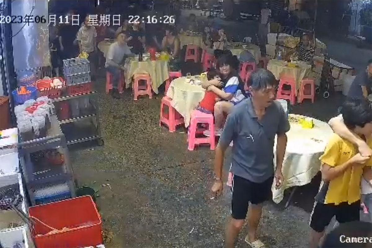 3名青年聞訊趕至大排檔,其後與醉漢演變成打鬥。(網上片段截圖)